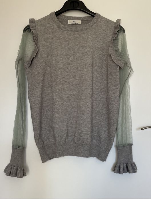 Camisola cinzenta com folhos e manga transparente