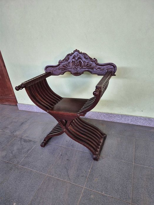 Cadeira Savonarola trabalhada à mão com várias décadas