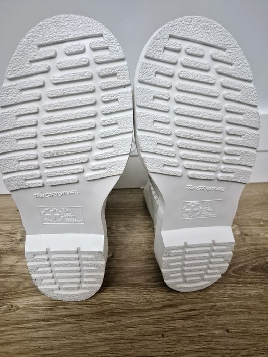 Białe glany Dr Martens