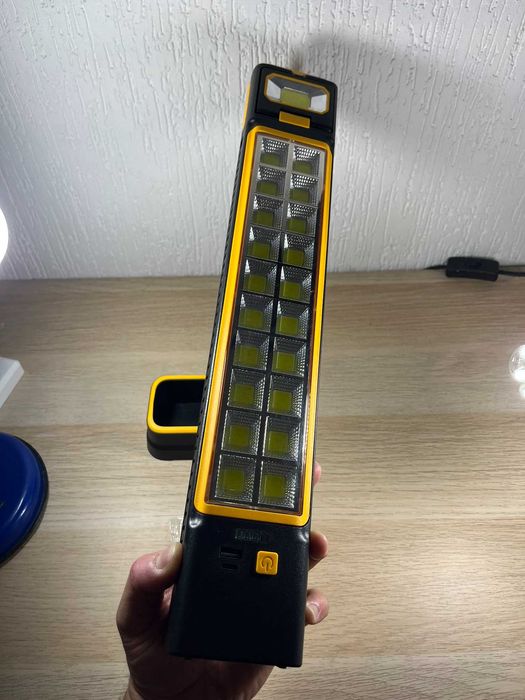 Lanterna multifuncional com painel solar – ideal para emergências!