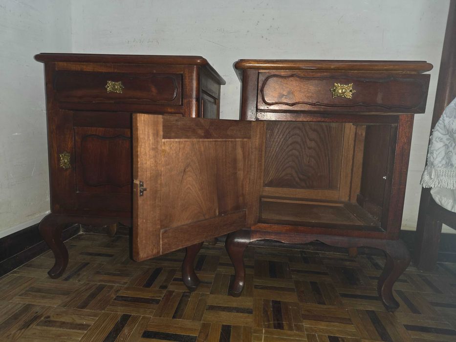 Mesas de Cabeceira antigas, estilo Queen Anne