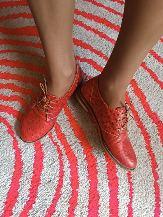 Кожаные туфли на шнурках.