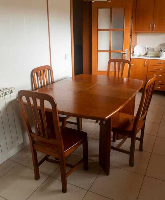 Mesa de madeira com 4 cadeiras
