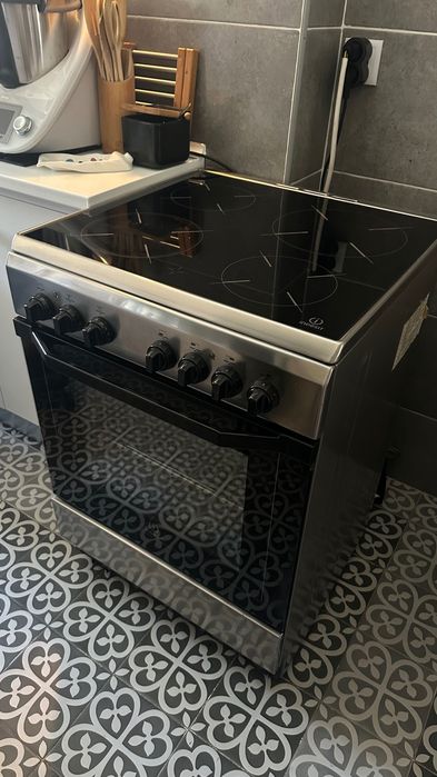**Fogão Elétrico Indesit com Placa | Espeto Rotativo | Gaveta Aquecedora | Excelente Estado**