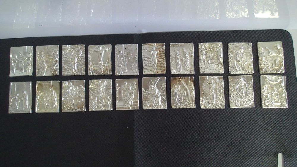 Placas em casquinha de momentos da vida de Jesus
