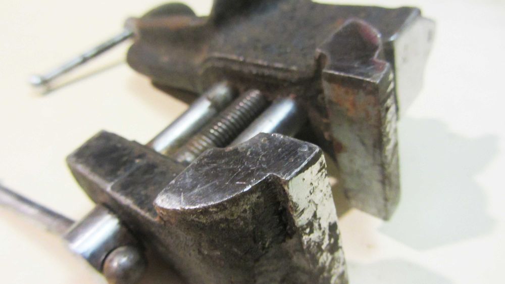 маленькие тиски с наковальней