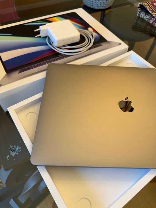 MacBook Pro 16” 2019 i9 2.4GHz / 32GB RAM / 1TB SSD / Radeon 5500M 8GB