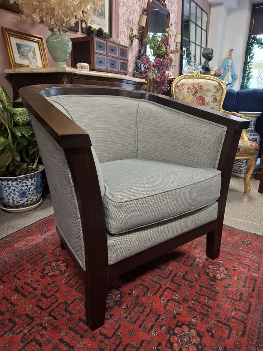 Poltrona contemporânea em madeira maciça.