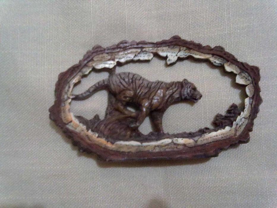 скульптура крадущийся тигр, пластик, коричневого цвета