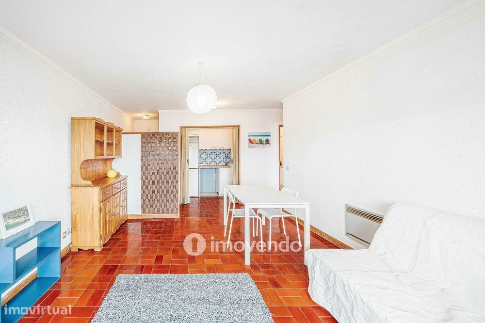 Apartamento T1 junto à praia, com estacionamento, Costa da Caparica