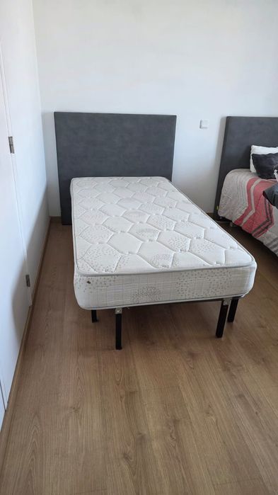 2 Camas solteiro ambas com estrados oferta de colchões, quase novos e cabeceiras