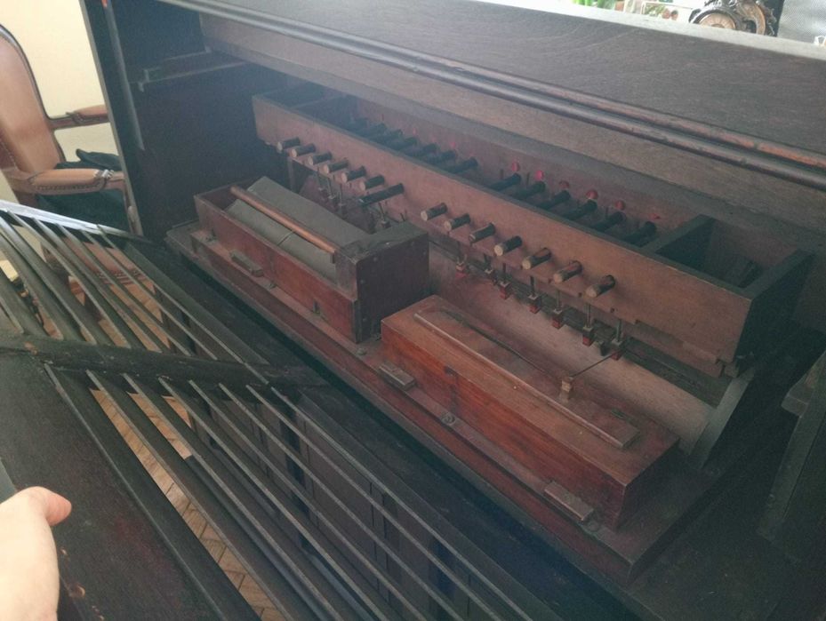 Órgão antigo com pedais – Harmonium americano (Worcester, Mass. USA)