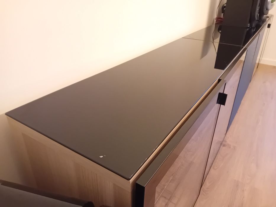 Móvel IKEA BESTÅ com portas de vidro e portas pretas – excelente estad