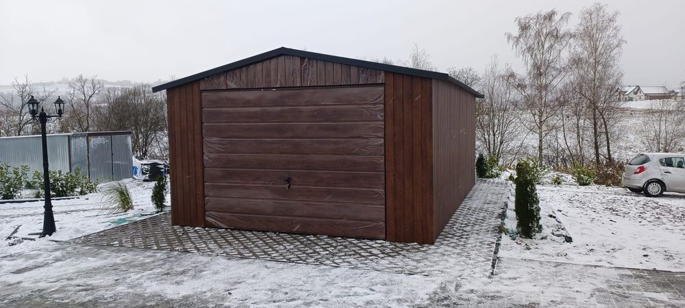 Garaz blaszak 6x6 brąz