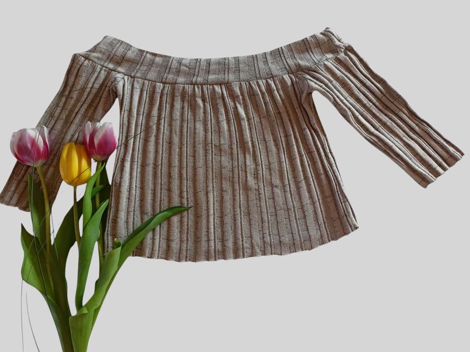 Top z odsłoniętymi ramionami