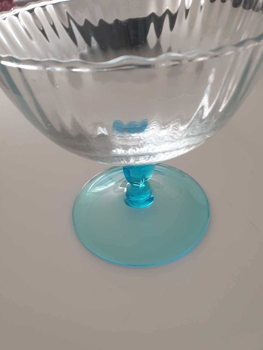 Taça grande de pé alto