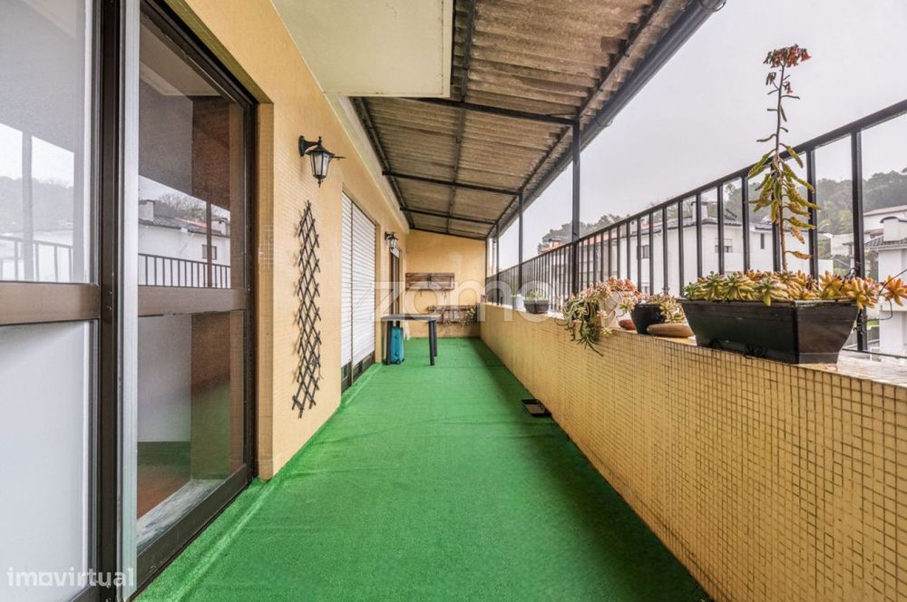 Apartamento T3 de cobertura, com terraço e garagem