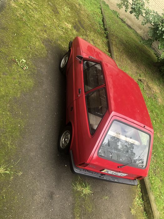 Форд фієста 1982 року на повному ходу