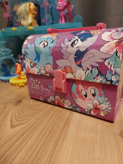 Świecący Zamek Little Pony plus dodatki -drugi zamek, walizka, kucyki