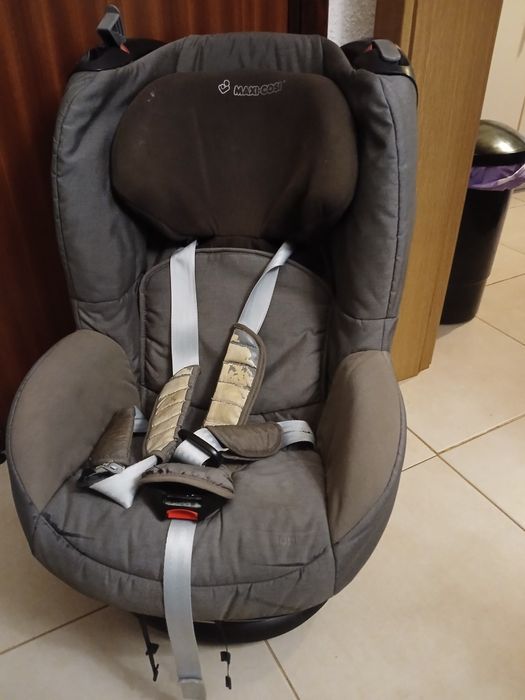 Duas cadeiras auto para destralhar uma delas com Isofix