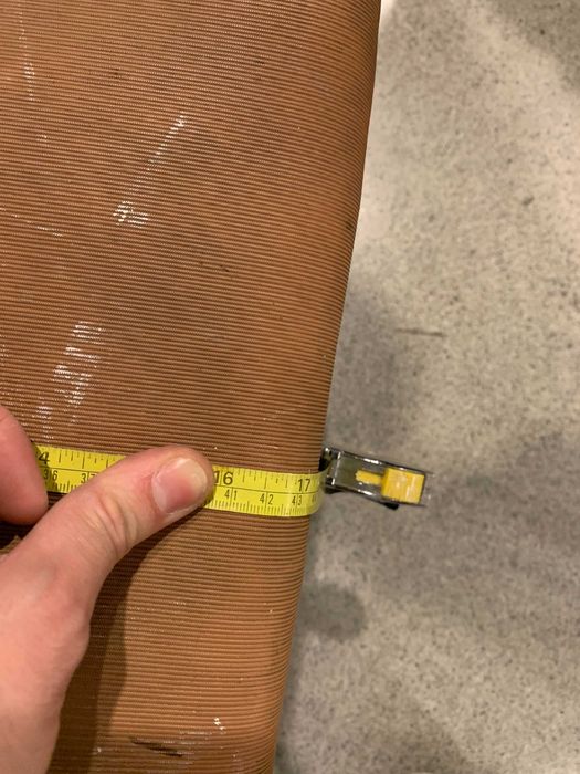 Cadeira olaio beje antiga vintage de madeira e estofo