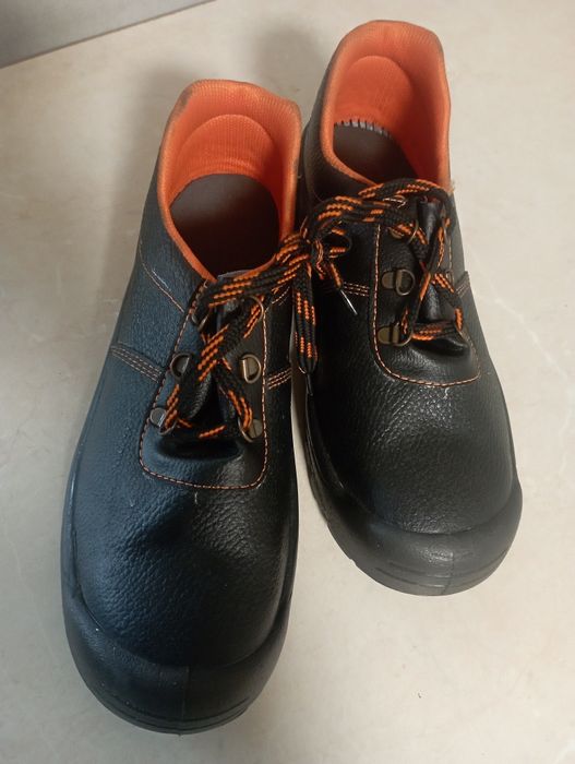 Робочі чоловічі ботінки 43 розміру.