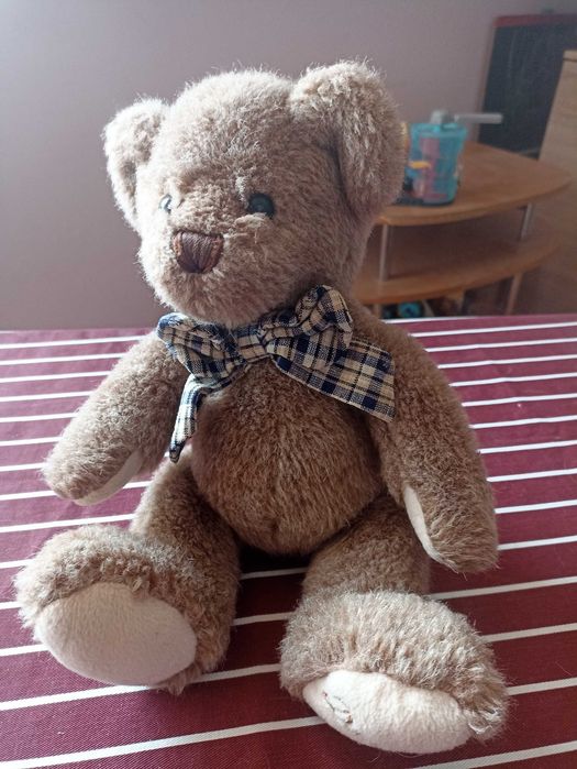 Miś brązowy siedzący 26 cm