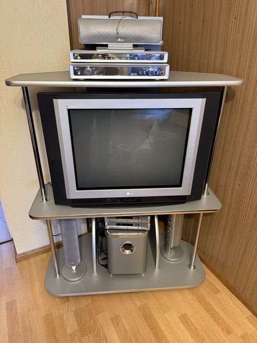 Комплект телевізор ДВД і акустика