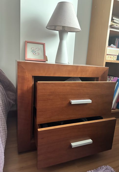 Conjunto de Quarto (cama, mesas de cabeceira e cómoda)
