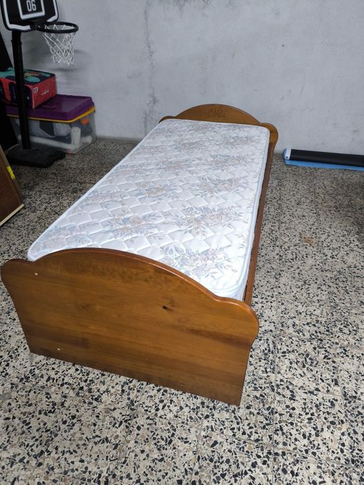 Cama de solteiro com colchão 1,80m X 0,90m
