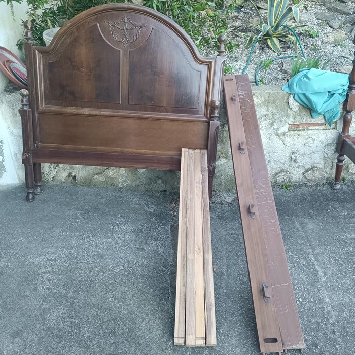 Cama antiga de madeira