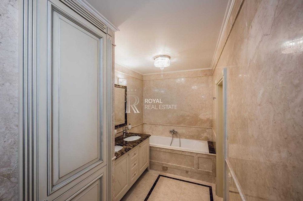 Продаж 3-кімнатної квартири Київ ЖК Космополітен 117 м² 9 поверх преміальний ремонт меблі з масиву дерева паркетна дошка охорона