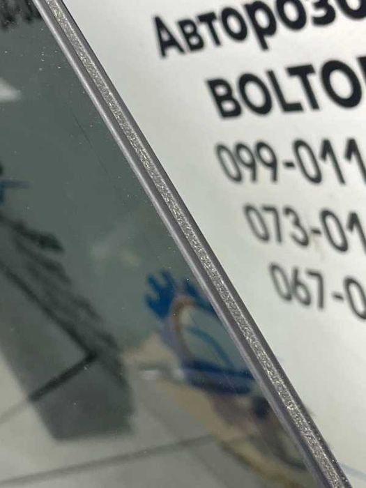 Скло дверей перед прав Стекло двери передней правой Tesla Model 3 подв