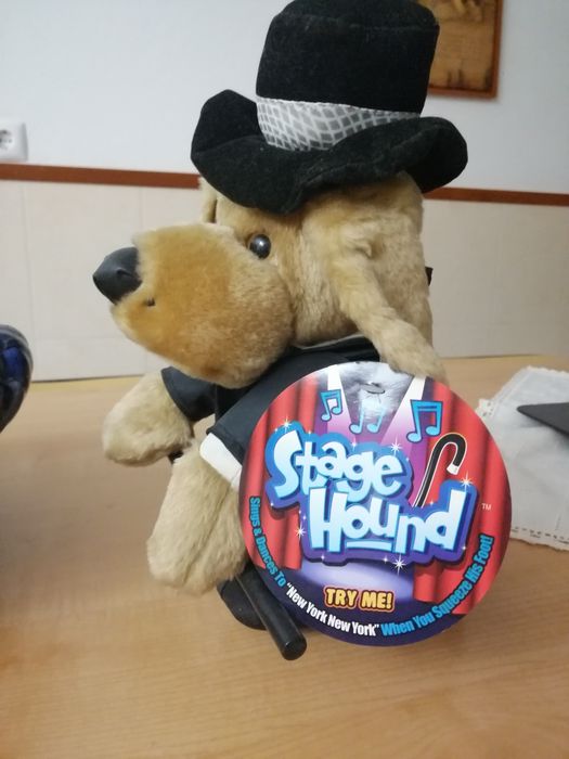 Boneco de peluche que dança e canta