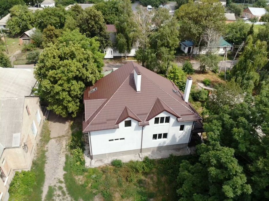 Двоповерхова комерційна будівля в центрі Шишак