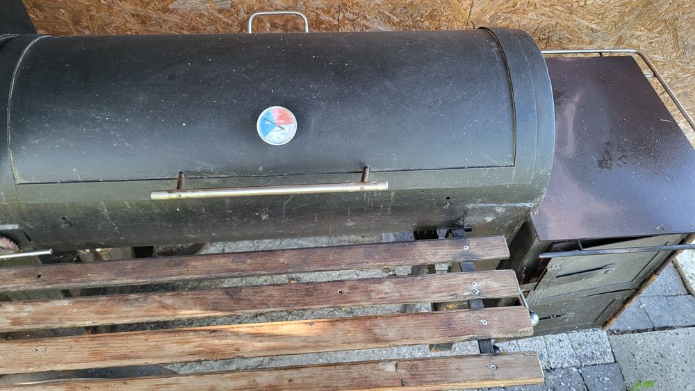 Grill z wędzarnią