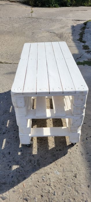 Стіл з піддонів на колесах