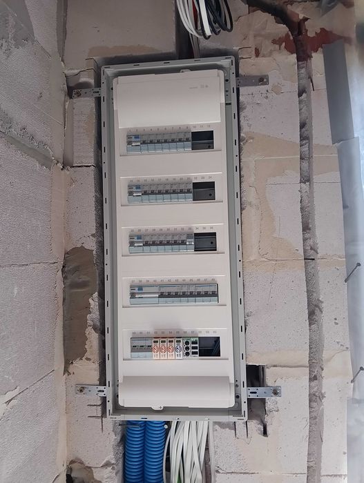 Elektryk, kompleksowe instalacje elektryczne, pomiary elektryczne, instalacje odgromowe