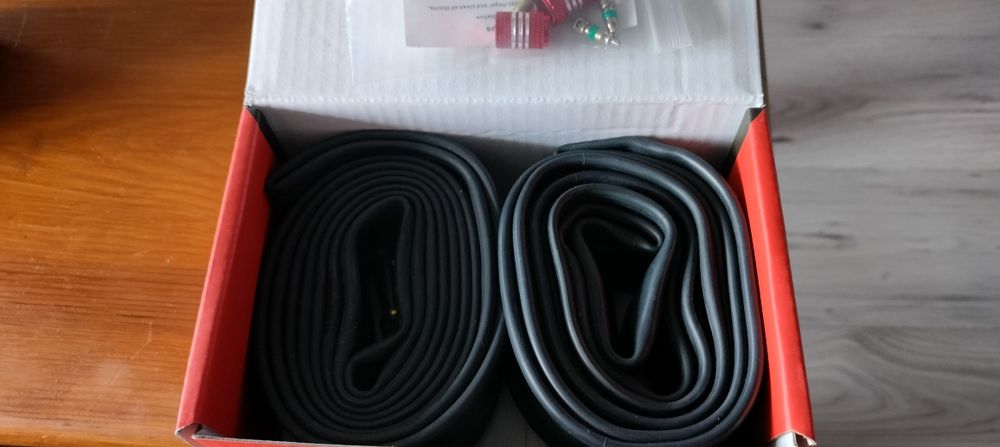 Dwie nowe dętki z kompletem wentyli