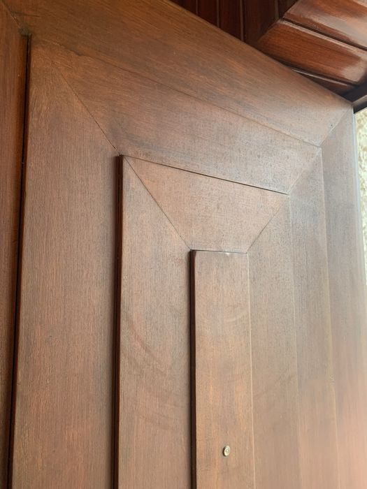 Porta da rua de madeira maciça e batente