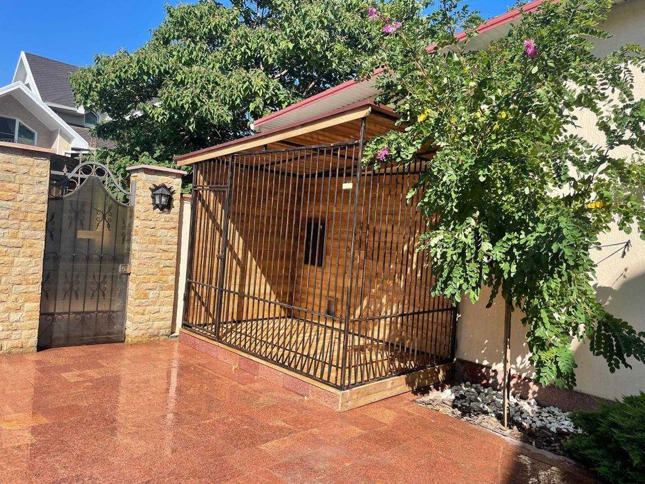 Будки для собак, собачьи вольеры