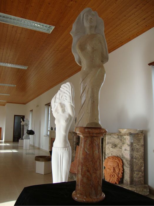 Escultura em mármore lioz base em encarnado dos negrais