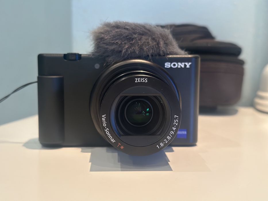 Sony ZV-1 с объективом ZEISS Vario-Sonnar T*