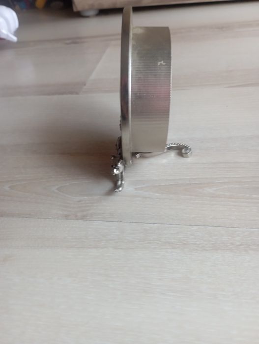 Piękny stojący zegar