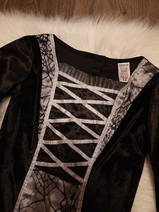 Подарую чорну довгу карнавальну сукню на дівчинку 11-12 років