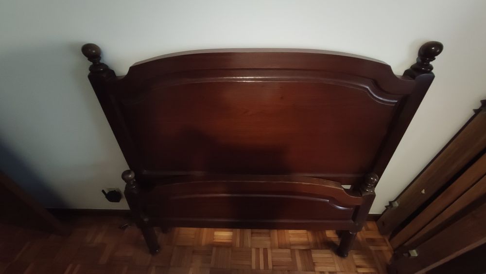 Vendo Camas de Madeira Maciça