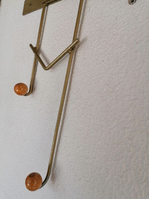 Cabide em ferro e cabide em madeira