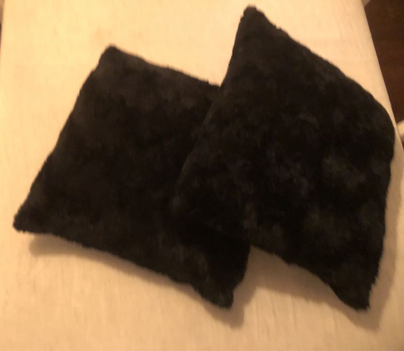 Almofadas de pelo pretas
