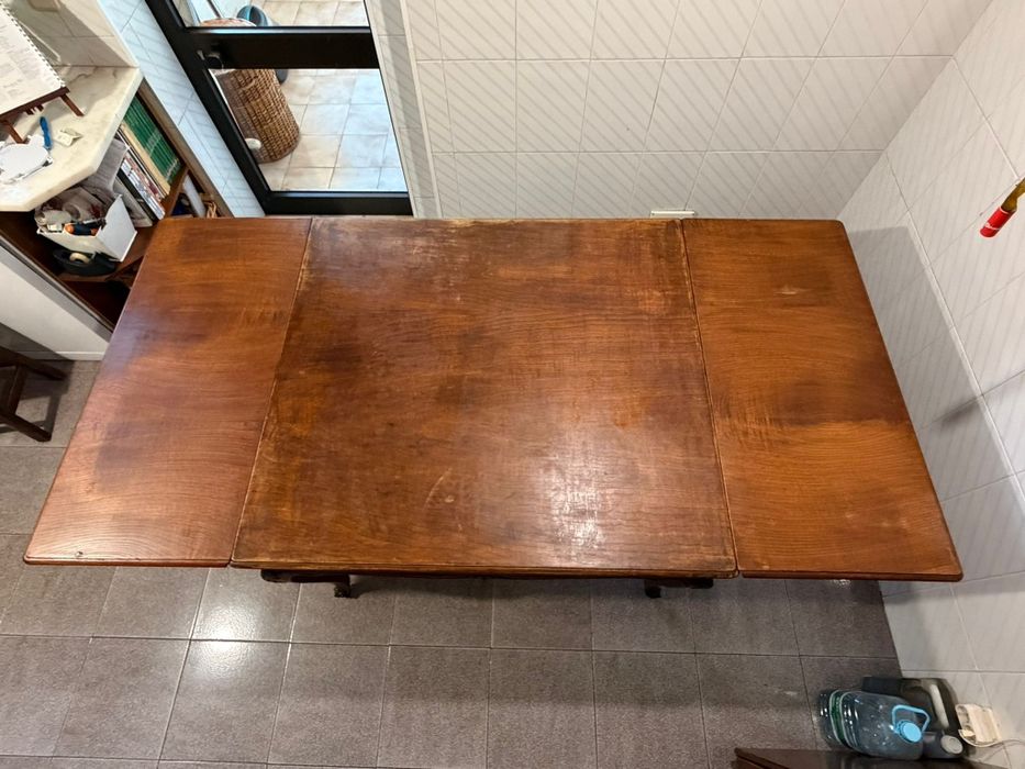 Mesa de jantar de madeira extensível