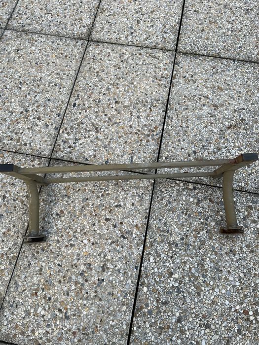 Apoio em ferro para encaixar em mesa ou em outro lugar .